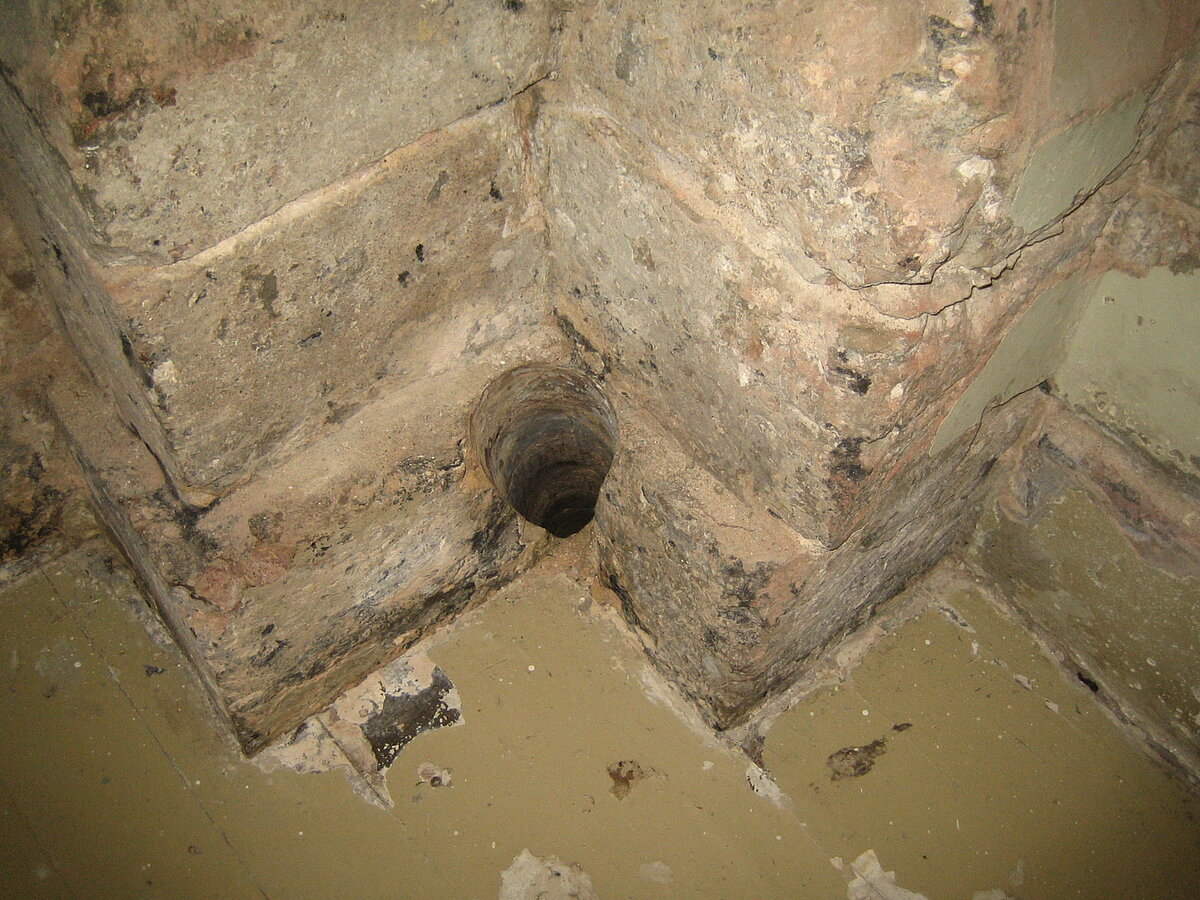 2.att. Pirmrestaurācijas laikā atsegtie Doma baznīcas pilastra S4 pamatnes dolomīta bloki un izpētes urbuma vieta 2007.gadā. Foto V. Hodireva 2.att. Pirmrestaurācijas laikā atsegtie Doma baznīcas pilastra S4 pamatnes dolomīta bloki un izpētes urbuma vieta 2007.gadā. Foto V. Hodireva