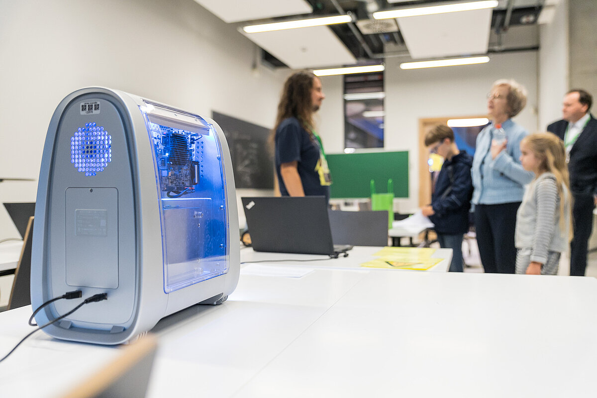 Photo: Toms Grīnbergs, UL Apmeklētāji iepazīst kvantu datora demonstrējumu universitātes laboratorijā Eiropas Zinātnieku nakts laikā.