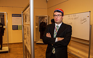 Studentu korporācijas Tervetia biedrs Krišjānis Brakovskis LU Muzeja izstādē "Gadsimta students", 2019. gada 1. novembris. Foto: Kaspars Olševskis, Tervetia.