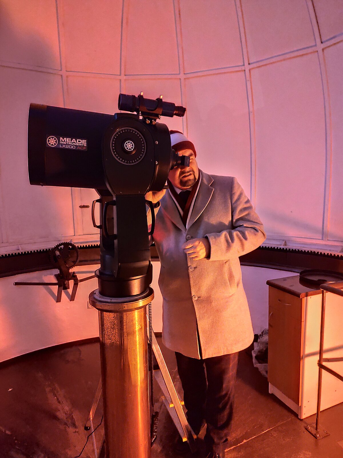 Vitālijs Kuzmovs sagatavo teleskopu vakara novērojumiem. Foto: Gunta Vilka Vitālijs Kuzmovs sagatavo teleskopu vakara novērojumiem. Foto: Gunta Vilka