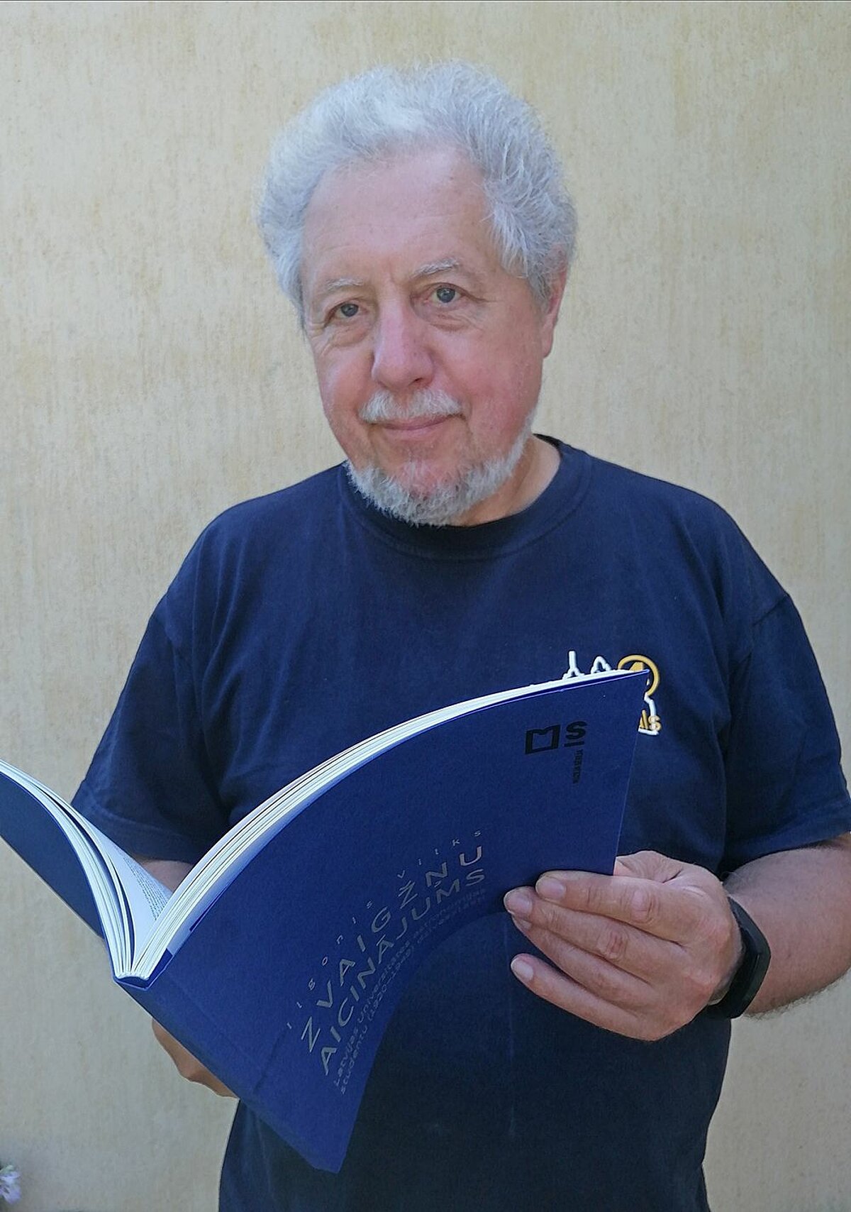 Autors ar nupat no tipogrāfijas saņemto grāmatu. G. Vilkas foto