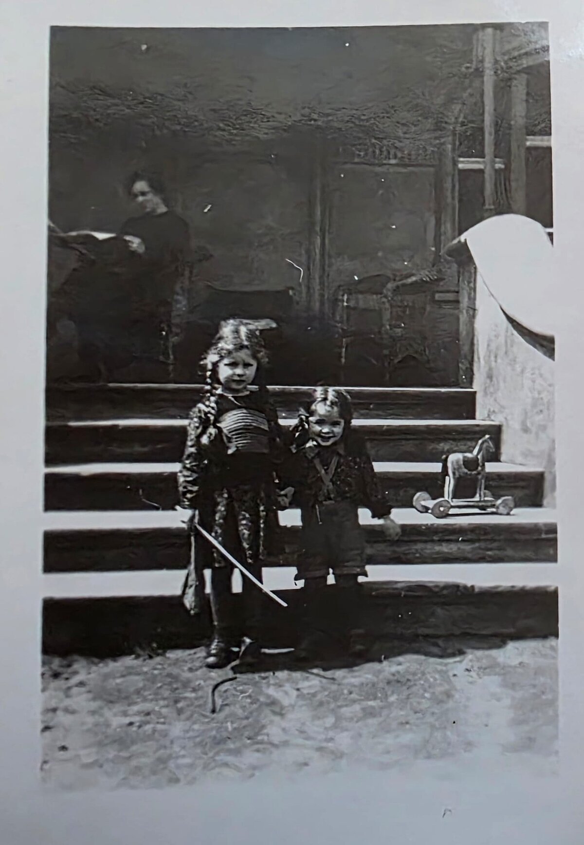 Nikolaja Tranzē meitas Dagmāra (pa kreisi) un Īra (pa labi), 1940. gads. Foto: LU Muzeja krājums Nikolaja Tranzē meitas Dagmāra (pa kreisi) un Īra (pa labi), 1940. gads. Foto: LU Muzeja krājums