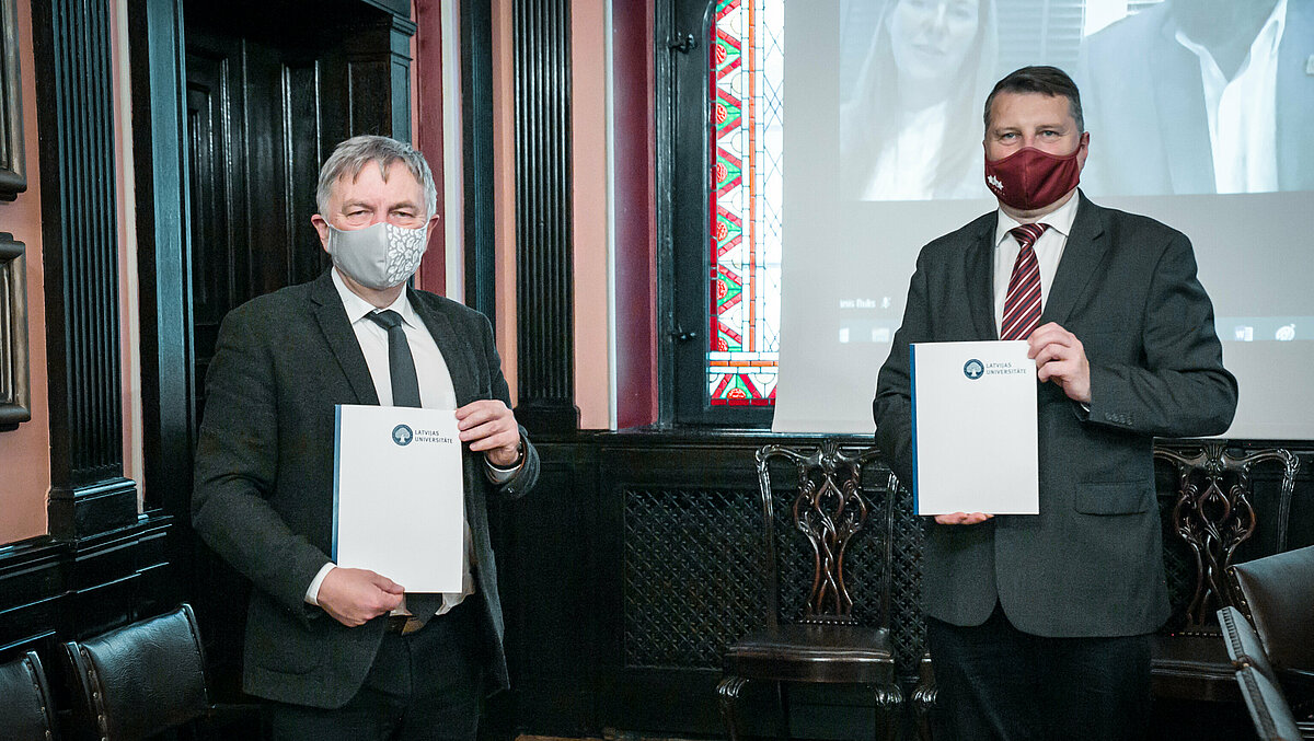 LU rektors Indriķis Muižnieks un LBS prezidents Raimonds Vējonis, noslēdzot sadarbības līgumu.
© Foto: Antra Sprēde, Latvijas Universitātes Komunikācijas un inovāciju departaments