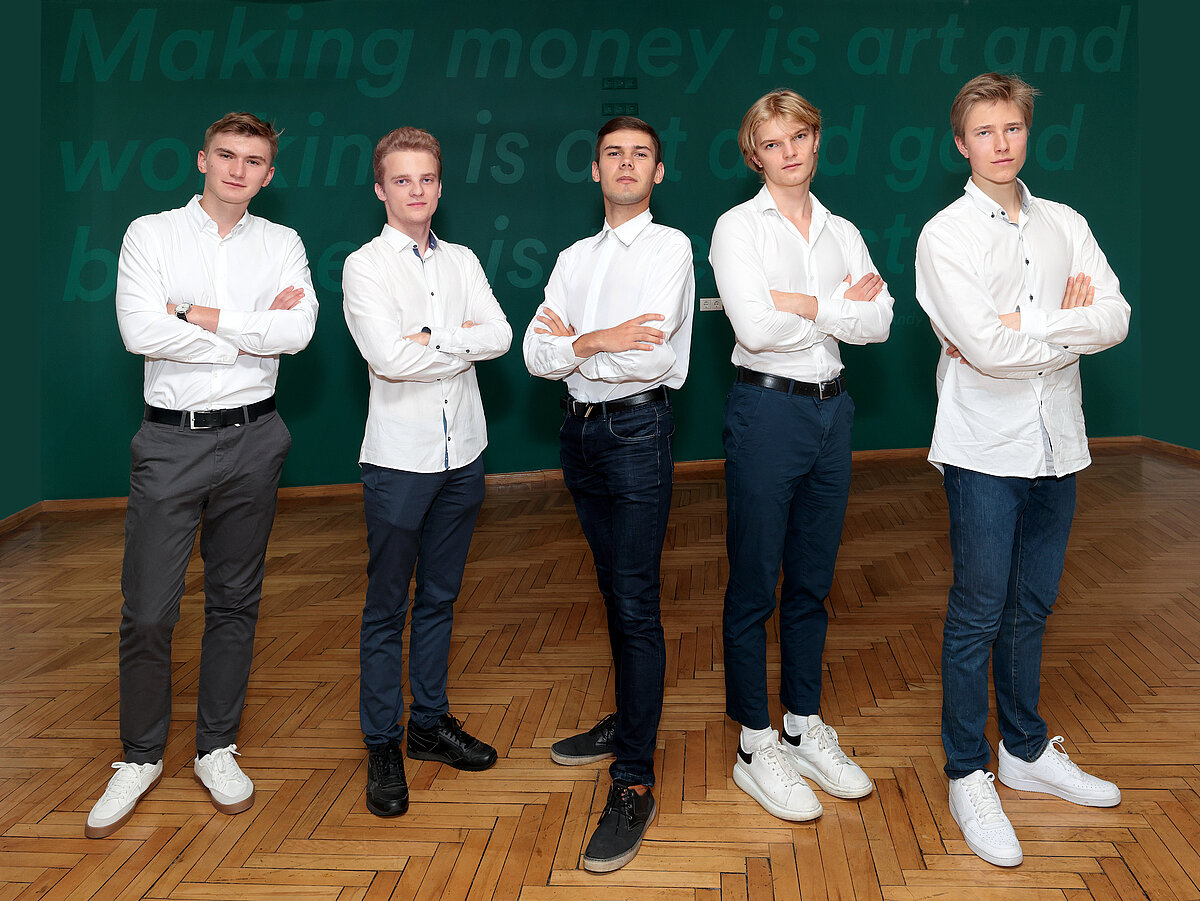 Latvijas komanda Starptautiskajā ekonomikas olimpiādē. Publicitātes foto.