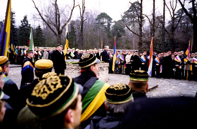 MĒNEŠA PRIEKŠMETS. Studentu akadēmisko mūža organizāciju 1999. gada 18. novembra piemiņas gājiena fotoliecības