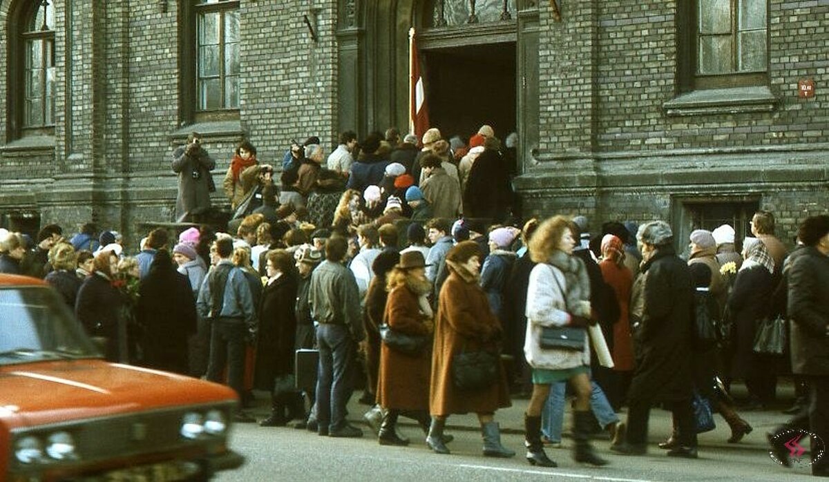 Izvadīšanas procesija pie ieejas Merķeļa ielā Izvadīšanas procesija pie ieejas Merķeļa ielā