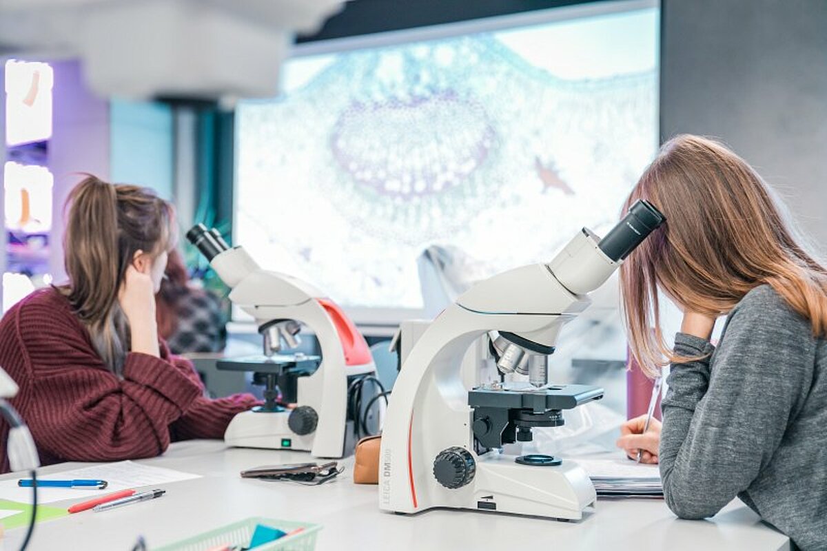 Studenti Latvijas Universitātes Bioloģijas fakultātē. Foto: Toms Grīnbergs, Latvijas Universitātes Komunikācijas un inovāciju departaments.