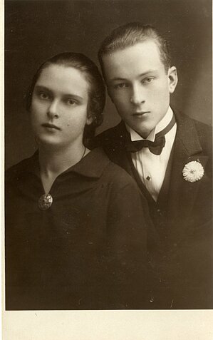 Helēna Ledus ar brāli Paulu. 20.gs. 30. gadi. Foto: LU Muzeja krājums