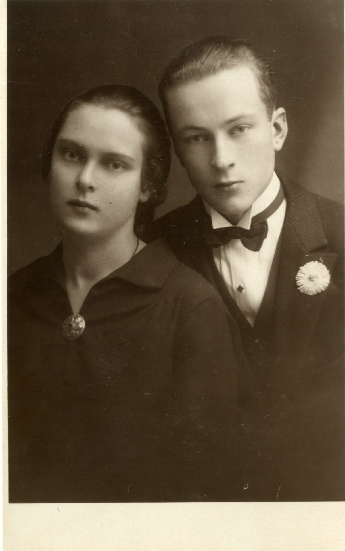 Helēna Ledus ar brāli Paulu. 20. gs. 30. gadi. Foto: LU Muzeja krājums