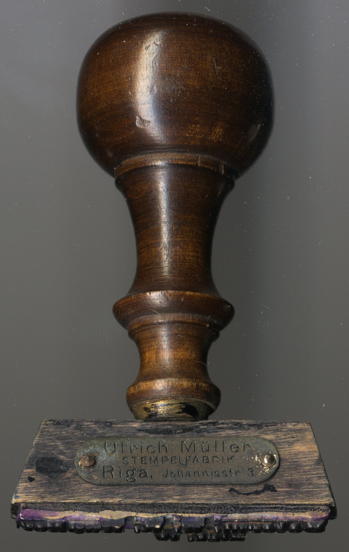 Viens no Karla Reinholda Kupfera spiedogiem, kas ražots Ulriha Millera zīmogu rūpnīcā Rīgā