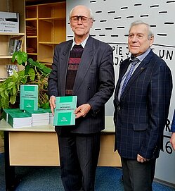 Grāmatas “Inženieris Canders” atklāšana, no kreisās Juris Žagars, Aleksandrs Aleksandrovs. Foto: Gunta Vilka