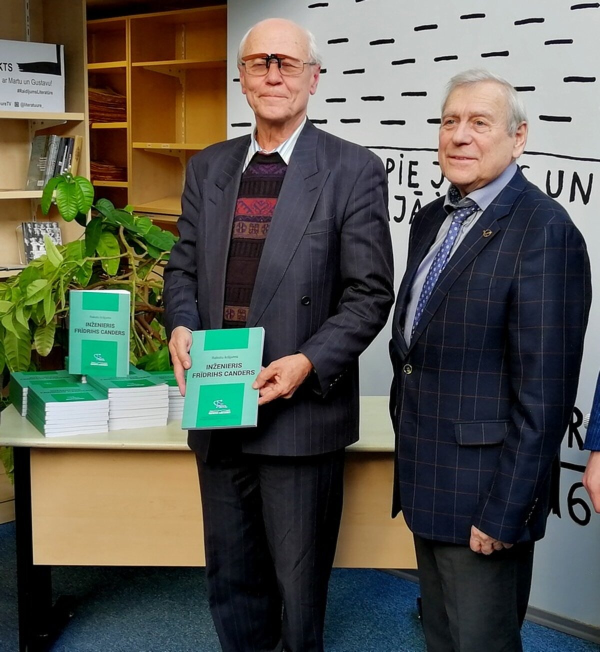 Grāmatas “Inženieris Canders” atklāšana No kreisās: Juris Žagars, Aleksandrs Aleksandrovs. Foto: Gunta Vilka