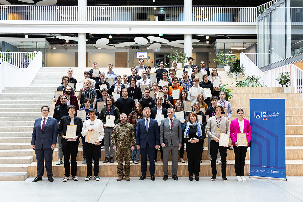 Aizsardzības ministrijas konkursa “Nacionālais kiberdrošības izaicinājums” uzvarētāji. Foto: Toms Grīnbergs, LU Komunikācijas departaments Aizsardzības ministrijas konkursa “Nacionālais kiberdrošības izaicinājums” uzvarētāji