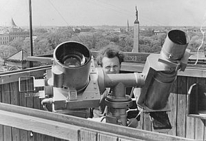 Satelītu novērošanas iekārtu konstruktors Māris Ābele uz LU galvenās ēkas jumta pie ZMP fotokameras 1958. gadā. Foto no LU Astronomijas institūta attēlu kolekcijas