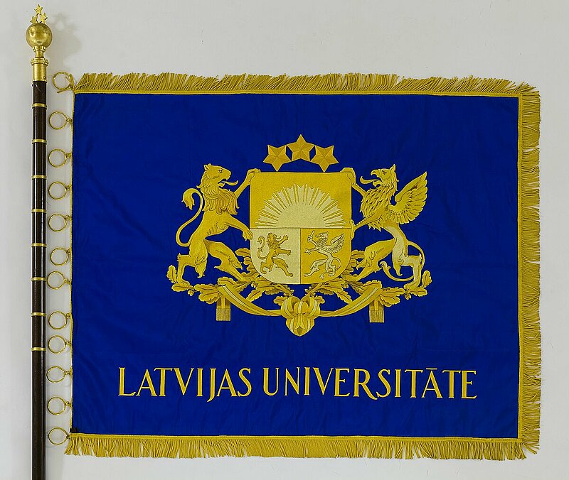 MĒNEŠA PRIEKŠMETS. Latvijas Universitātes vēsturiskais karogs