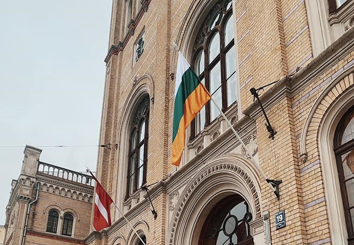 Talavija karoga uzcelšana pie LU galvenās ēkas 2020. gada 14. decembrī (Foto: Marģers Počs)
