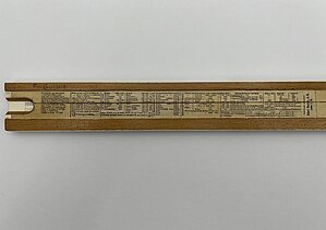 Friča Gulbja logarimiskā lineāla aizmugures kreisā puse, LU Muzeja LU vēstures kolekcijas, LU Personību apakškolekcija, inv. Nr. LUV7599