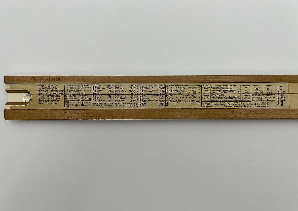 Friča Gulbja logarimiskā lineāla aizmugures kreisā puse, LU Muzeja LU vēstures kolekcijas, LU Personību apakškolekcija, inv. Nr. LUV7599 Friča Gulbja logarimiskā lineāla aizmugures kreisā puse, LU Muzeja LU vēstures kolekcijas, LU Personību apakškolekcija, inv. Nr. LUV7599