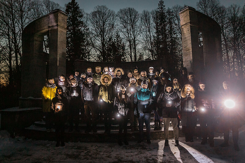 Kapu stāsti izstāstīti – aizvadīta Zinātnes kafejnīca saulrietā