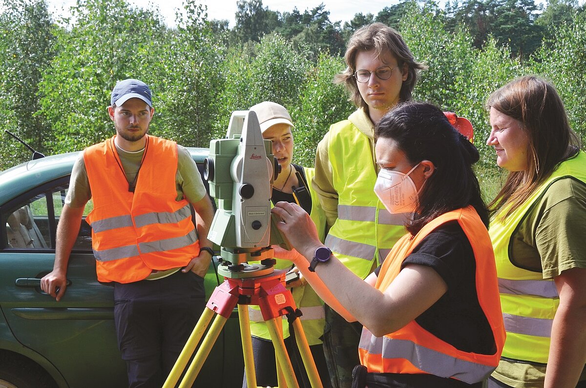 Latvijas Universitātes Vēstures un filozofijas fakultātes lektore Elīna Guščika un studenti Porānu (Pūrānu) senkapos Dienvidkurzemes novadā. Foto: liepajniekiem.lv Latvijas Universitātes Vēstures un filozofijas fakultātes lektore Elīna Guščika un studenti Porānu (Pūrānu) senkapos Dienvidkurzemes novadā