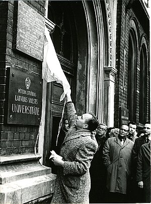 S. Šaumjanam veltītās piemiņas plāksnes atklāšana pie LVU ēkas Raiņa bulvārī 19 1967. gadā – zem piemiņas plāksnes lasāms Pētera Stučkas Latvijas Valsts Universitātes nosaukums (Foto no LU Muzeja krājuma)