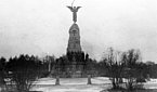 LVU vīru koris Tallinā 1951.gadā pie pieminekļa Russalka Kadriorgas rajonā.