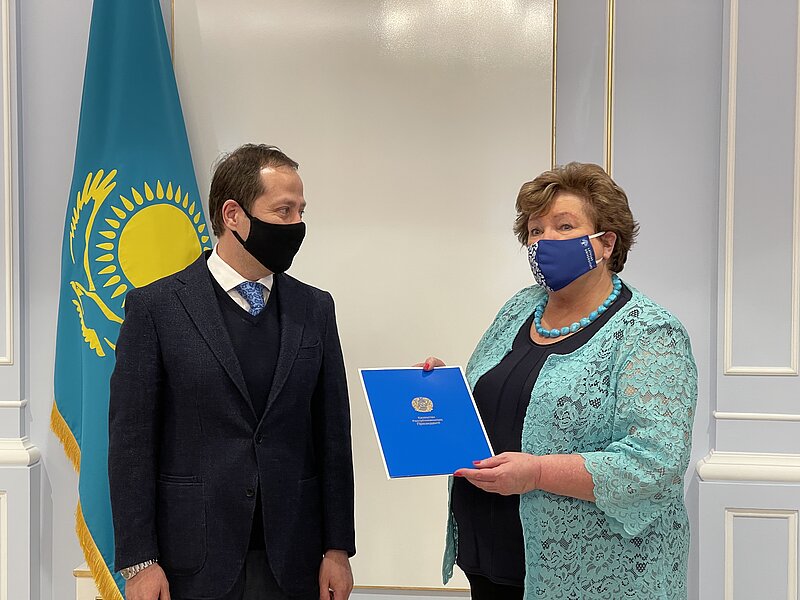 LU Akadēmiskās bibliotēkas direktore Venta Kocere saņem Kazahstānas Republikas prezidenta Kasima-Žomarta Tokajeva pateicības rakstu