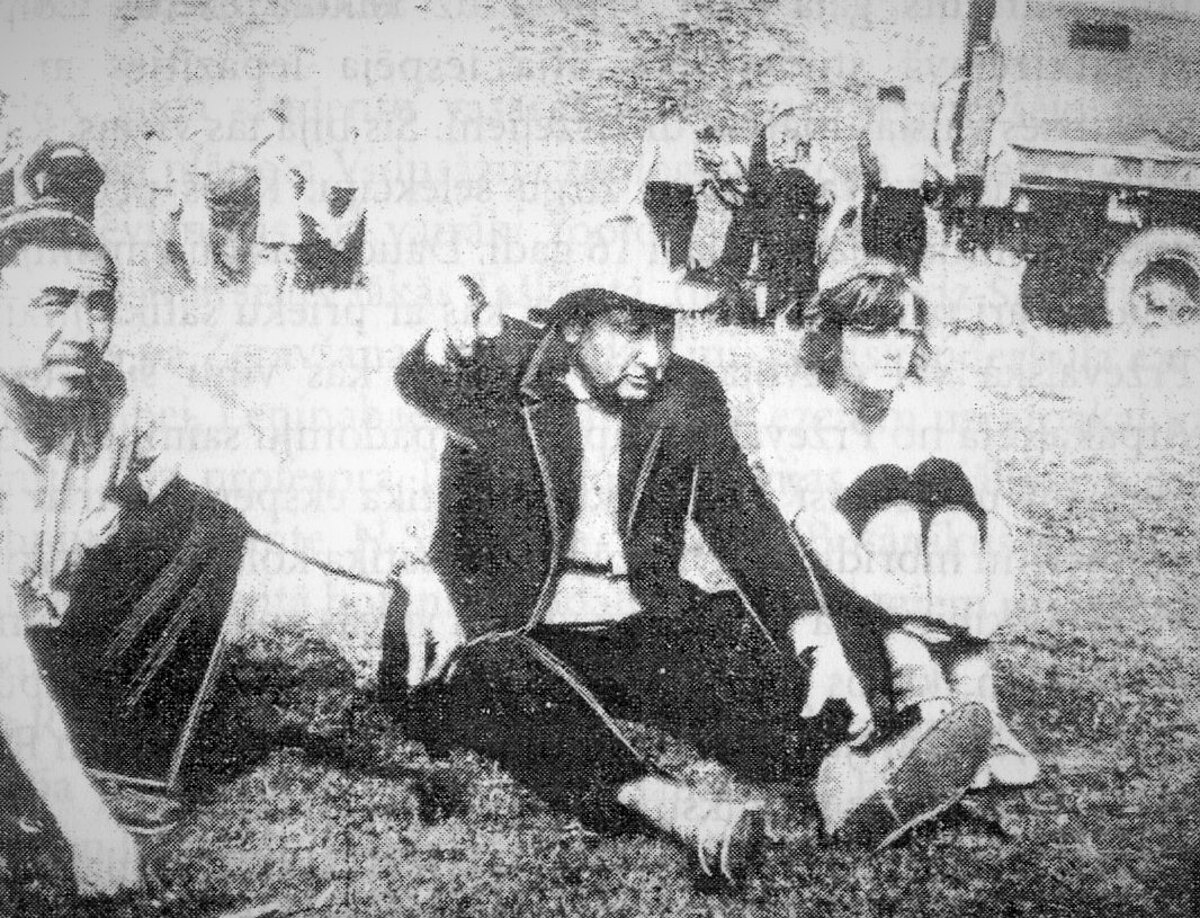 1962. gads, Jānis Lūsis ar studentiem Vidusāzijā. Fotokopija no J. Raipuļa grāmatas “Jānis Lūsis. Ģenētikas atklājumu un pretrunu virpulī”.