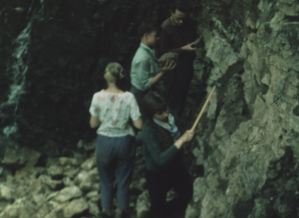 5. attēls. Ievācot iežu paraugus kopā ar Jauno ģeologu pulciņa dalībniekiem ap 1964. gadu. Kadrs no dokumentālās filmas: no Latvijas Valsts kinofotofonodokumentu arhīva