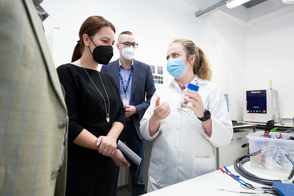 Izglītības un zinātnes ministre Anita Muižniece novērtē LU Cietvielu fizikas institūta nozīmīgo infrastruktūru. Publicitātes foto.