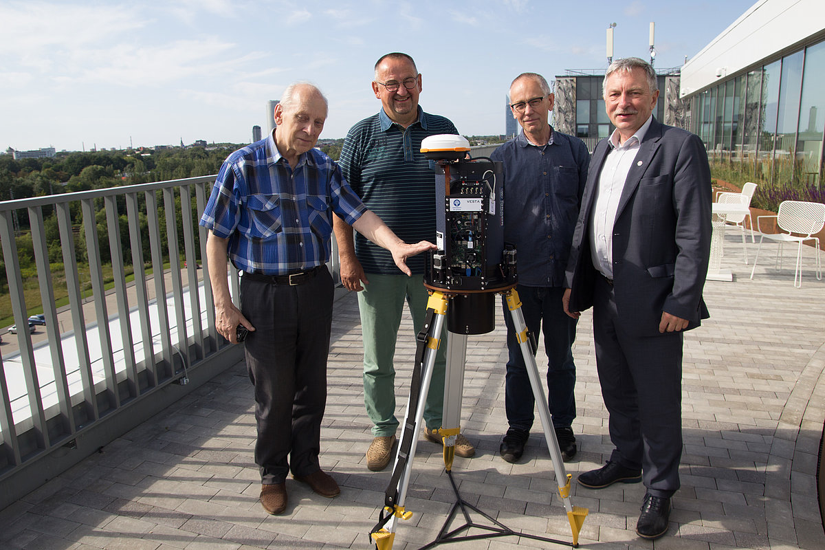 Foto no kreisās: ĢĢI pētnieks Augusts Rubans, ĢGI direktors Gunārs Silabriedis, ĢĢI vadošais pētnieks Ansis Zariņš un LU rektors Indriķis Muižnieks pie digitālās zenītkameras.