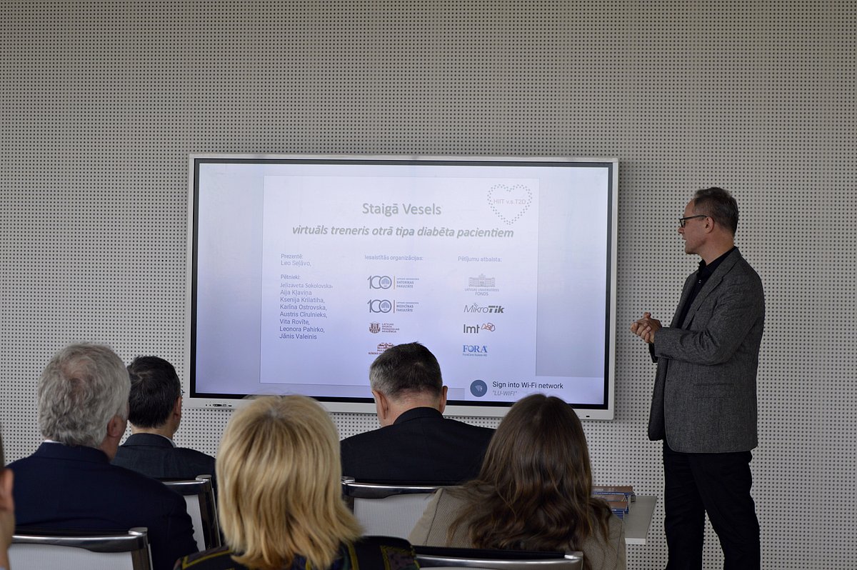 LU Datorikas fakultātes prof. Leo Seļāvo, prezentējot projekta "Staigā vesels" rezultātus. Foto: Kristīne Soboļevska, LU fonda stipendiāte.