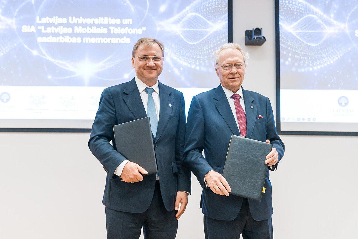LU rektors prof. Gundars Bērziņš un LMT grupas prezidents Dr. Juris Binde. Foto: Toms Grīnbergs, LU LU rektors prof. Gundars Bērziņš un LMT prezidents Juris Binde