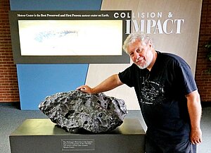 Ilgonis Vilks pie Holsingera meteorīta Arizonas krātera apmeklētāju centrā, 2017. gads. Foto: Ilgonis Vilks