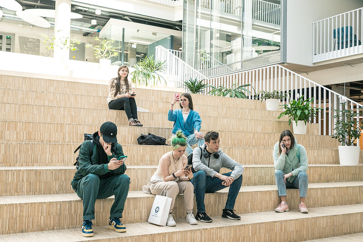 Skolēni LU Zinātņu mājā. © Foto: Toms Grīnbergs, Latvijas Universitātes Komunikācijas departaments