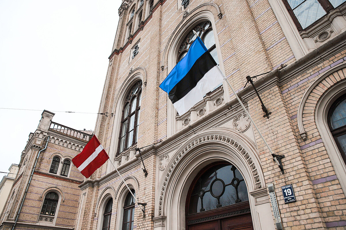 Par godu Igaunijas Republikas neatkarības proklamēšanas dienai pie LU galvenās ēkas blakus Latvijas karogam šodien plīvo Igaunijas karogs. © Foto: Toms Grīnbergs, Latvijas Universitātes Komunikācijas departaments