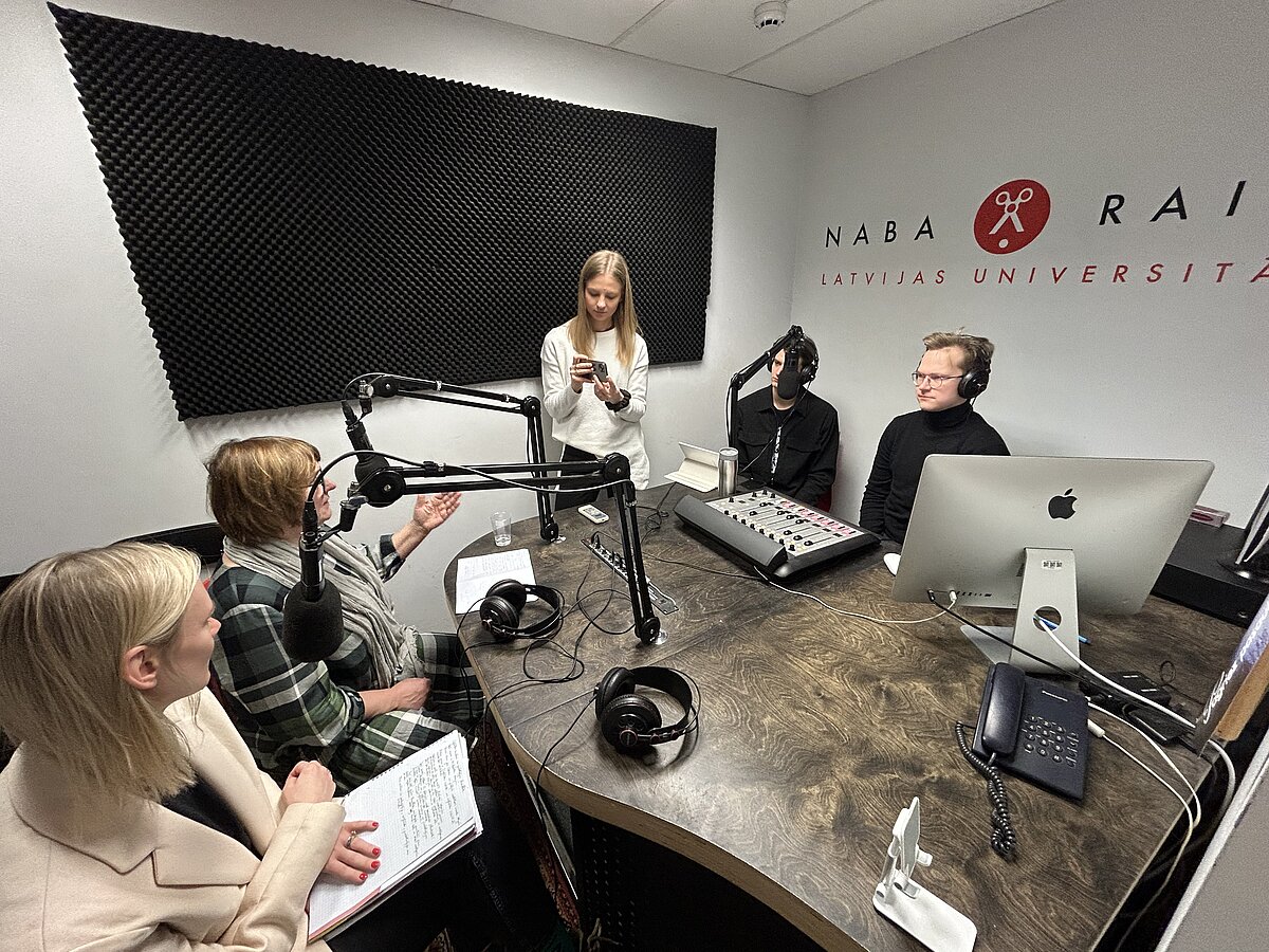 Intervija radio NABA studijā. Foto: Antra Sprēde