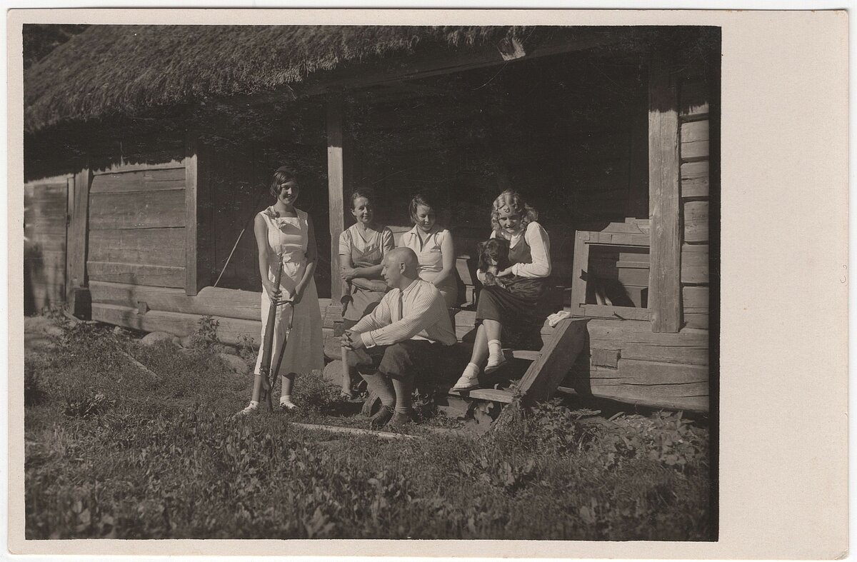 K. Ābele pie “Ķinku” klētiņas. Pārējās personas nezināmas. 1933. gads. Foto no Valmieras muzeja krājuma