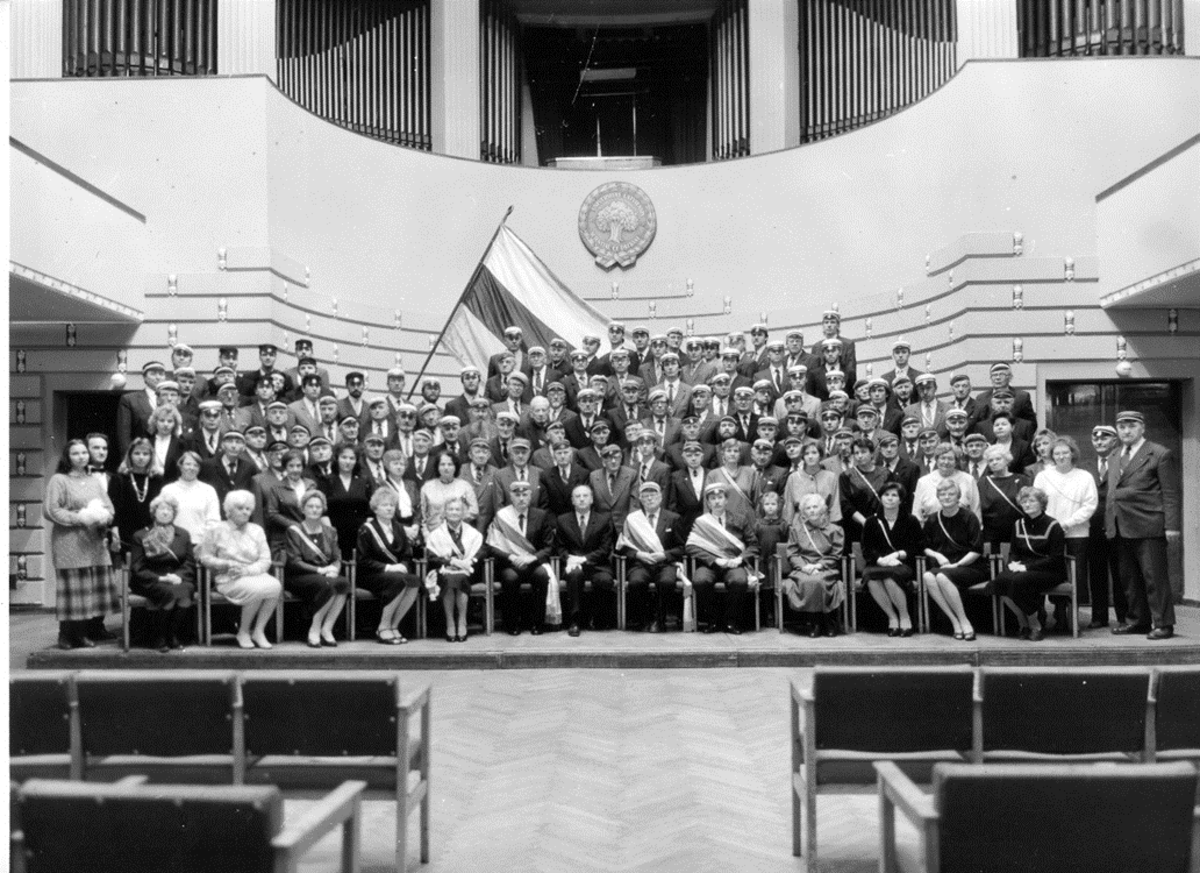 Studentu korporācijas Tālavija 90. gadu jubilejas Svētku akts, 1990. gada 13. decembris, Latvijas Universitātes Lielajā Aulā ar citu studentu/šu korporāciju pārstāvjiem (LU Muzeja krājums)