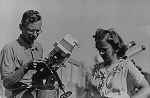 Matīss Dīriķis un Ella Detlova pilna Saules aptumsuma vērošanā Šilutē, 1954. gads. Attēls no LU Muzeja krājuma