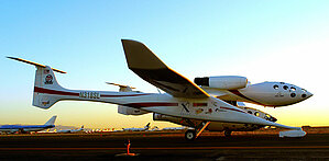 Bērta Ratana suborbitālais kosmosa kuģis. Foto: D. Ramey Logan, Vikipēdija https://en.wikipedia.org/ wiki/SpaceShipOne#/media/ File:Flight_16P_taxi_pre_launch _photo_D_Ramey_Logan.jpg