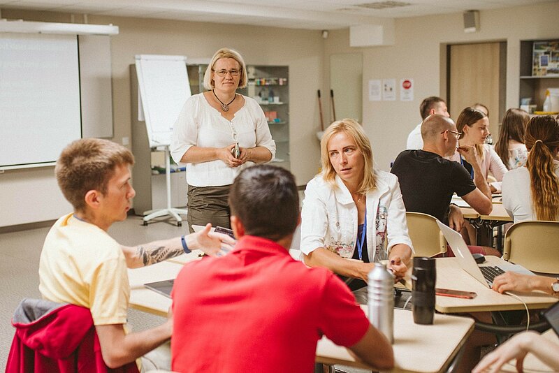 Skolotāju dienā pieredzējušie pedagogi jaunajiem kolēģiem vēl humora izjūtu un drosmi