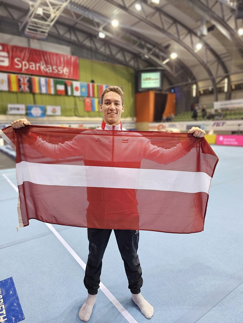 Sporta vingrotājs ar LV karogu
