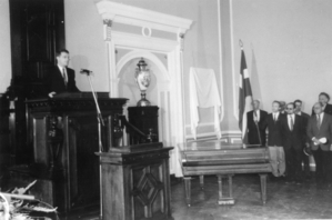 Latviešu studentu vienības Austrums vecākais Ainārs Dimants atklāj LU prof. K. Čakstes piemiņas plāksnes atklāšanas ceremoniju, LU Mazajā aulā, 27.09.1994 (Foto: no LU Muzeja krājuma)