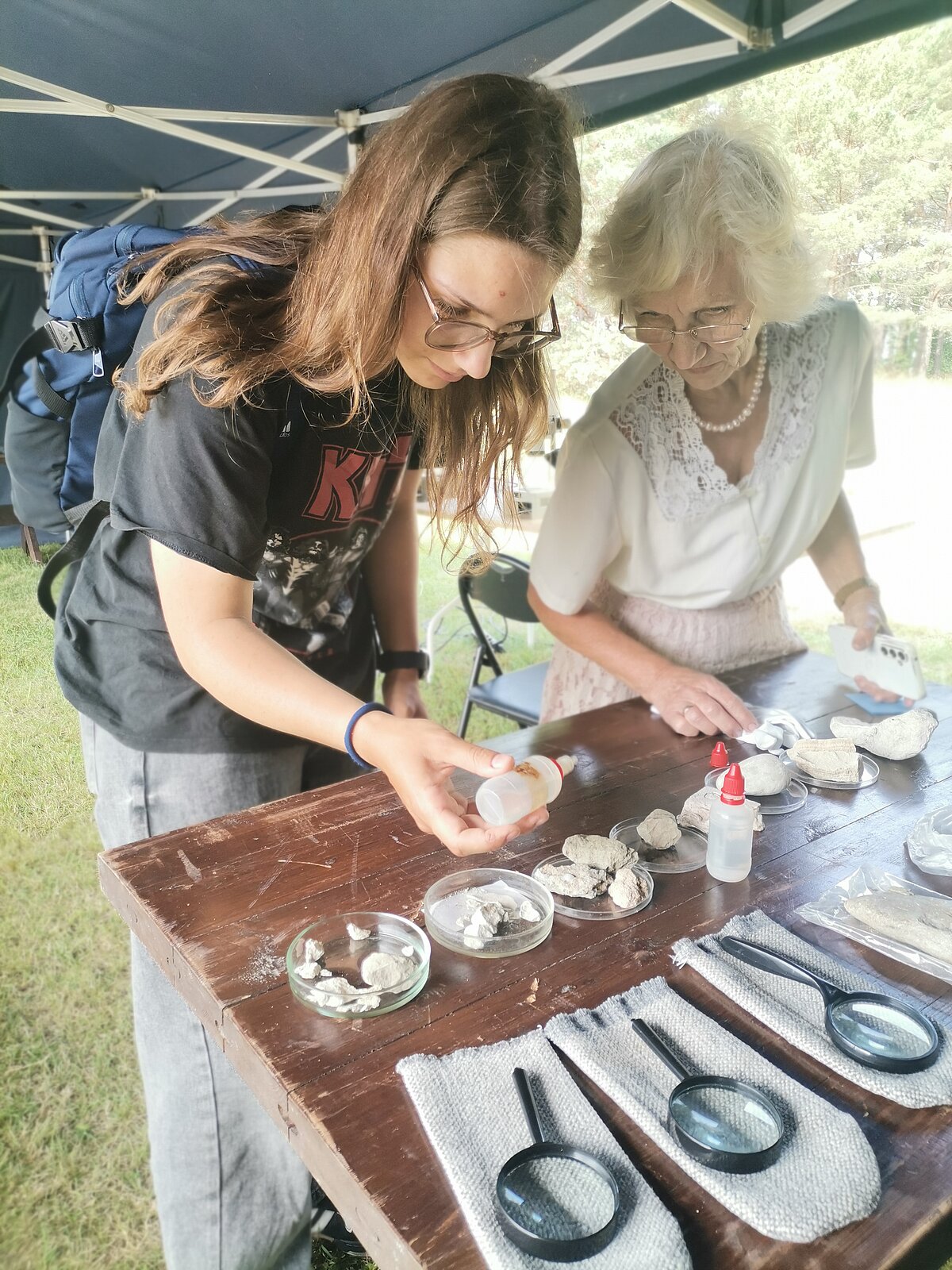 Iežu pārbaude ar skābi. Foto: Ilze Lementujeva Iežu pārbaude ar skābi. Foto: Ilze Lementujeva