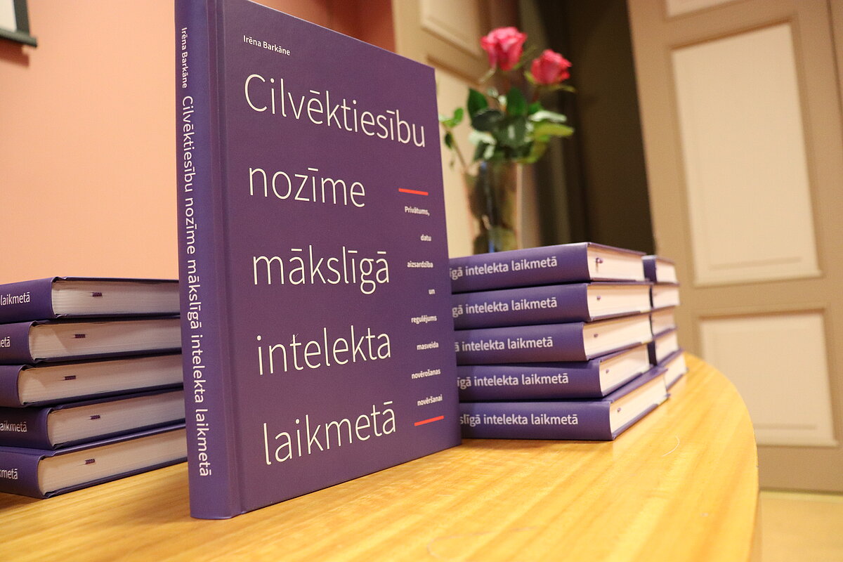 Irēnas Barkānes grāmata “Cilvēktiesību nozīme mākslīgā intelekta laikmetā: Privātums, datu aizsardzība un regulējums masveida novērošanas novēršanai”