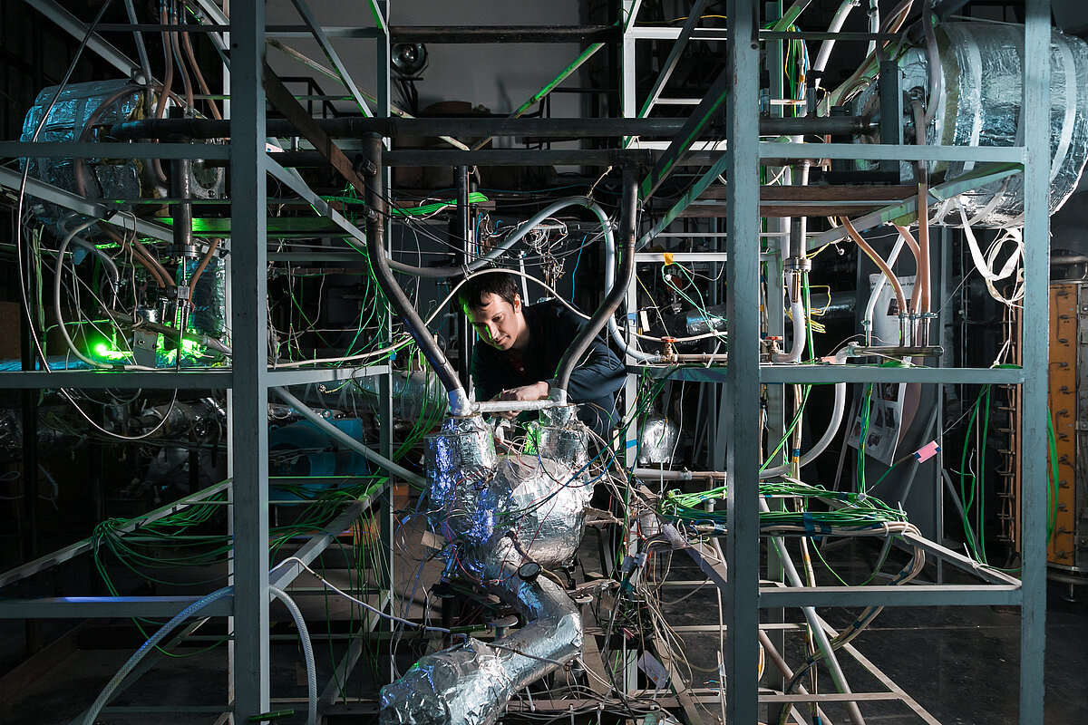 Fizikas institūta vadošais pētnieks Artūrs Brēķis pie iekārtas SpaceTRIPS. Foto: Toms Grīnbergs