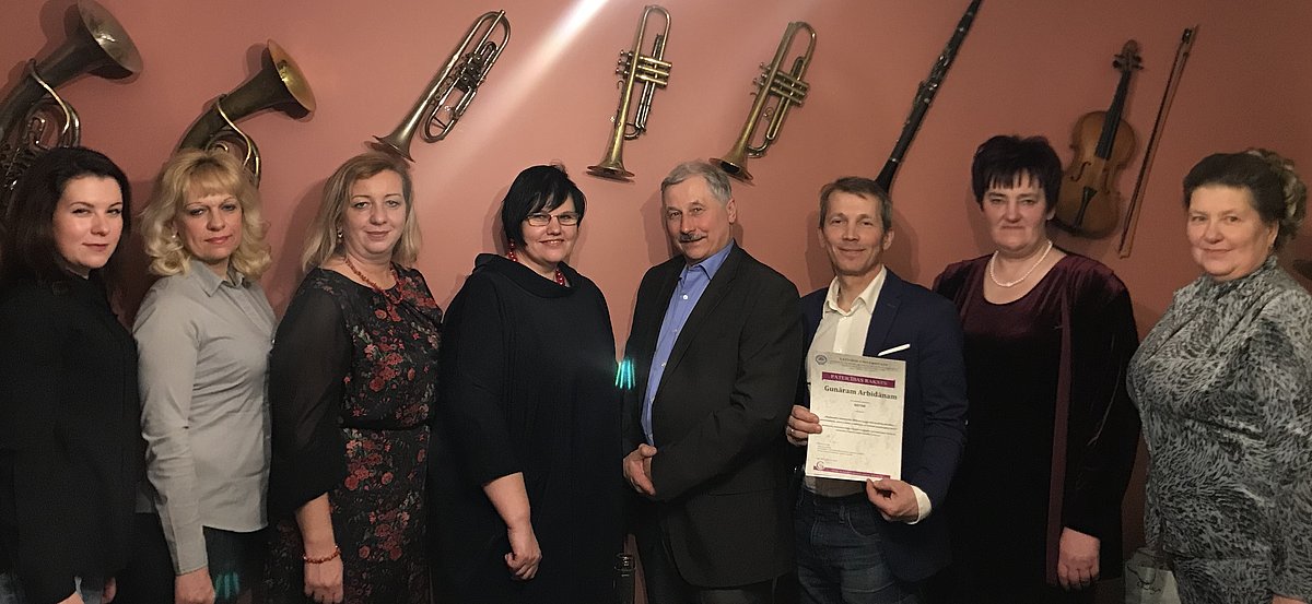 Pētījuma zinātniskais vadītājs, LU KPMI direktors Mārcis Leja ar Rēzeknes pētījumu centra darbiniecēm, Rēzeknes domes pārvaldes “Sociālais dienests” vadītāju Gunāru Arbidānu un kolēģēm no GISTAR komandas.