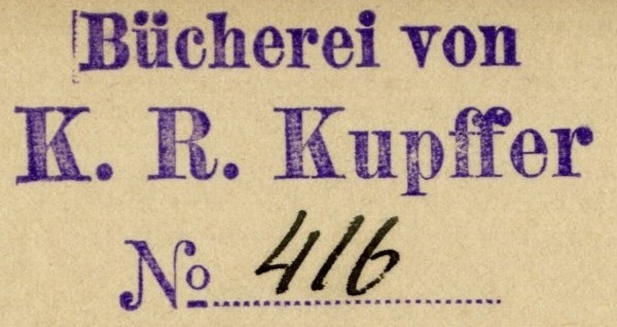 Karla Reinholda Kupfera privātbibliotēkas zīmogs vienā no privātbibliotēkas grāmatām Latvijas Universitātes Muzeja Botānikas un mikoloģijas kolekcijās
