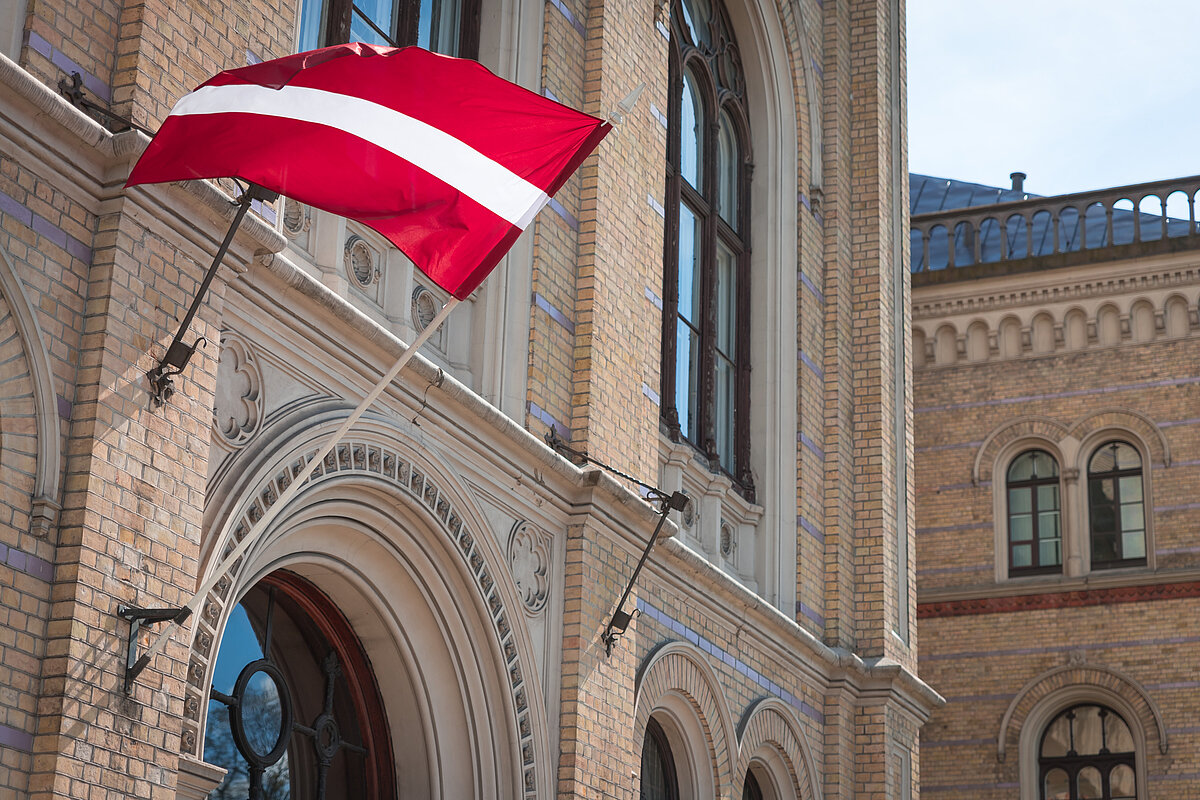Foto: Toms Grīnbergs, LU Komunikācijas departaments Latvijas karogs pie LU galvenās ēkas Raiņa bulvārī 19
